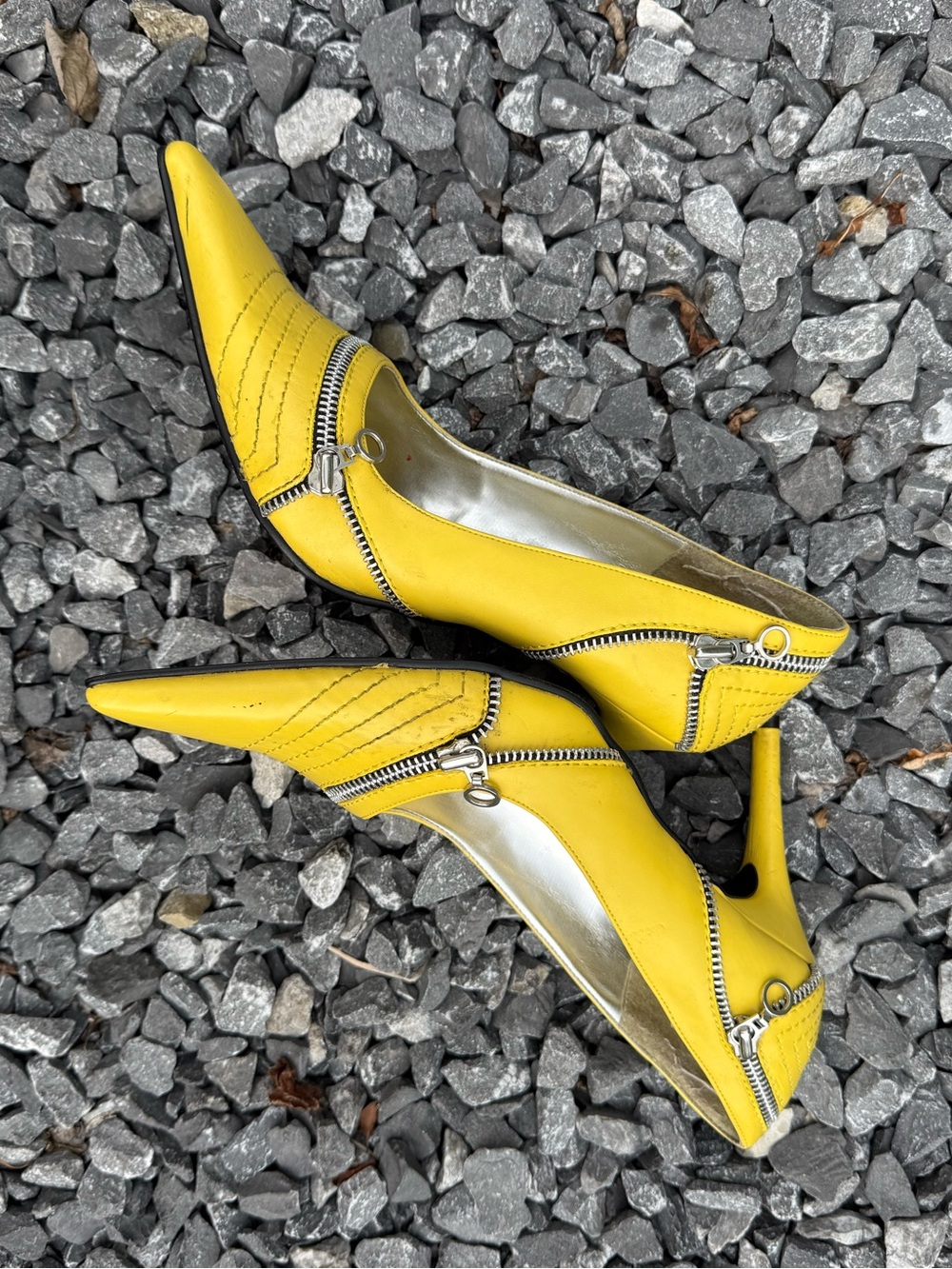 Iconic Millennial-Core Pointed Toe Zipper-Trim Stilettos: Spring